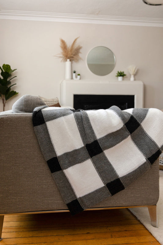 Gingham Reimagined: A Stylish Knit Throw Pattern