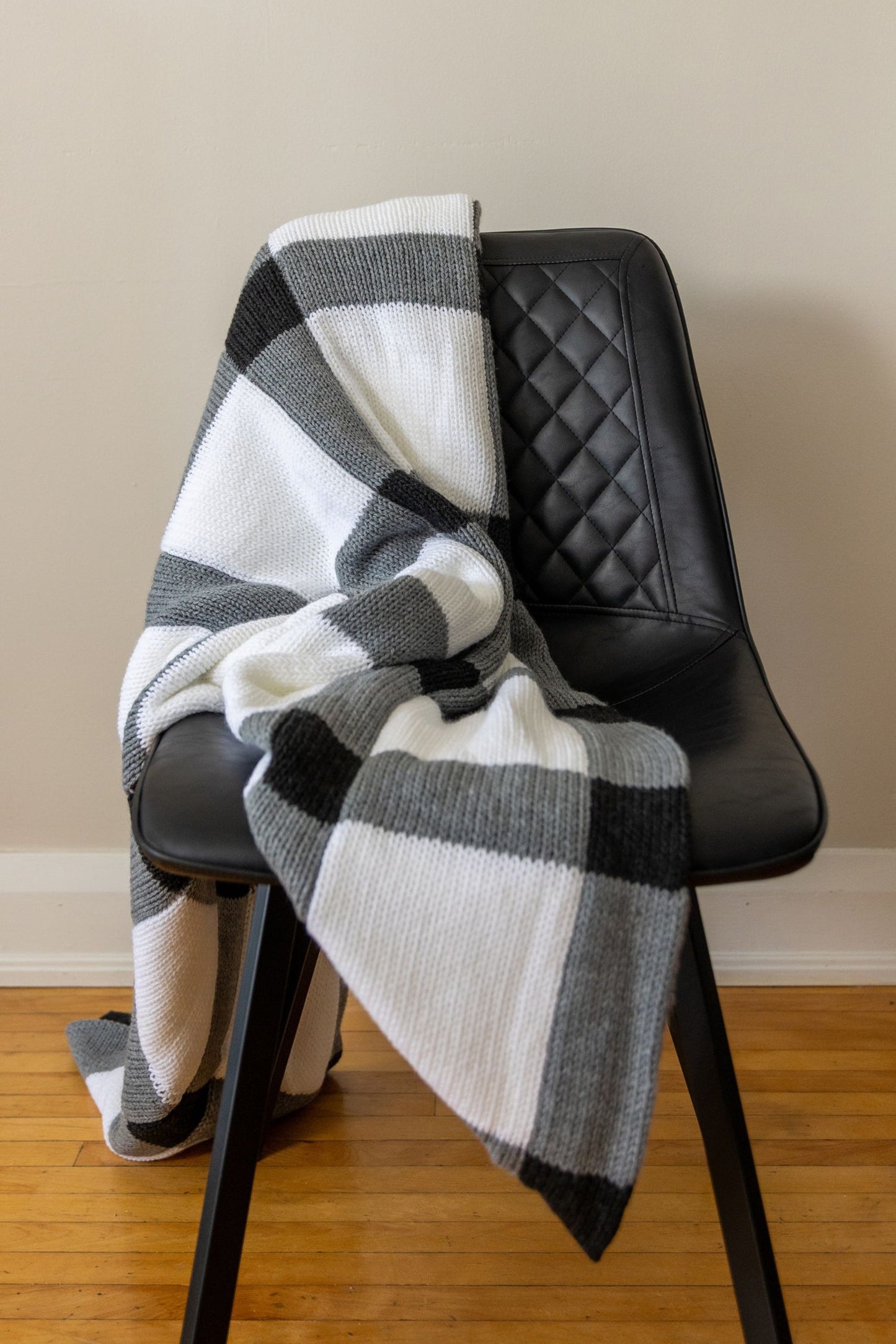 Gingham Reimagined: A Stylish Knit Throw Pattern